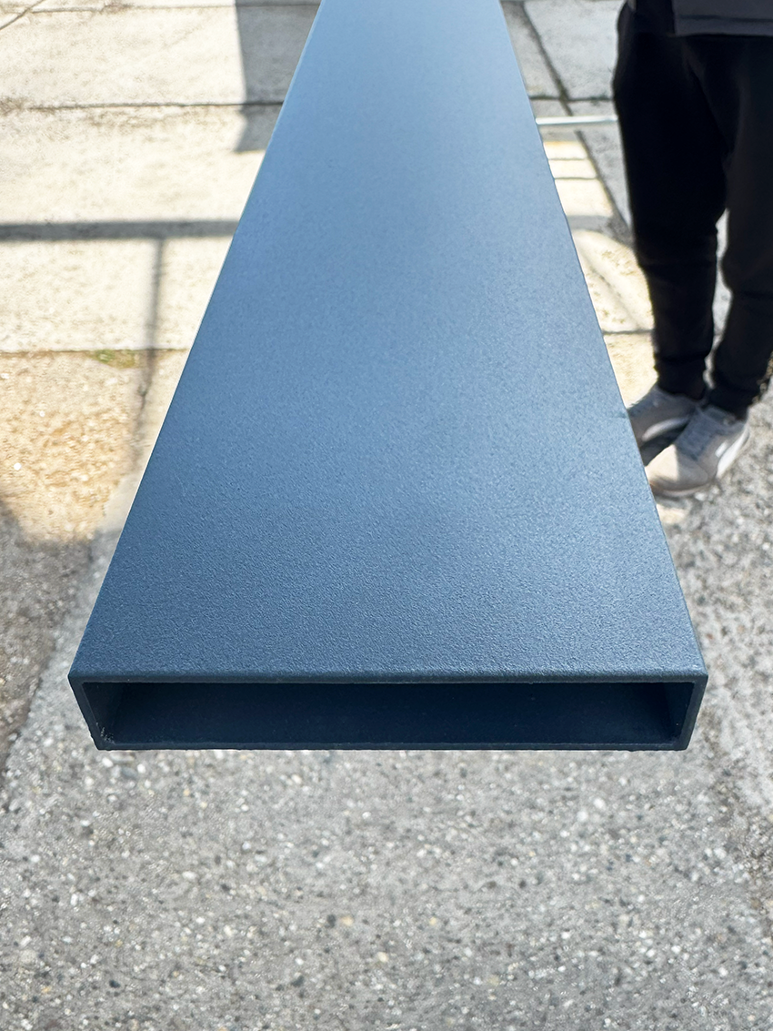 realistická fotka hliníkového jokla vo farbe antracit so štruktúrou - 100x20x1,5 mm